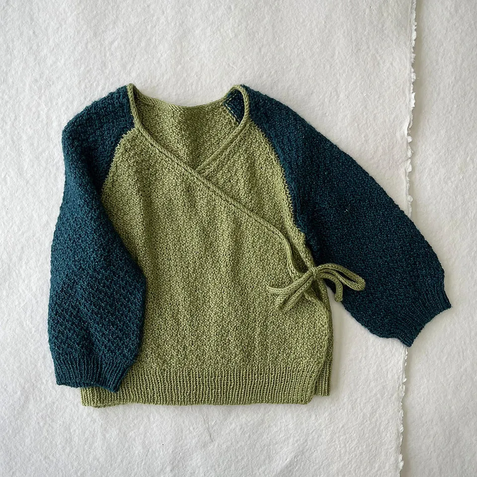 pascuali-bow-snug-jacke-strickanleitung-zweifarbige-jacke-im-doppel-perlmuster image 1