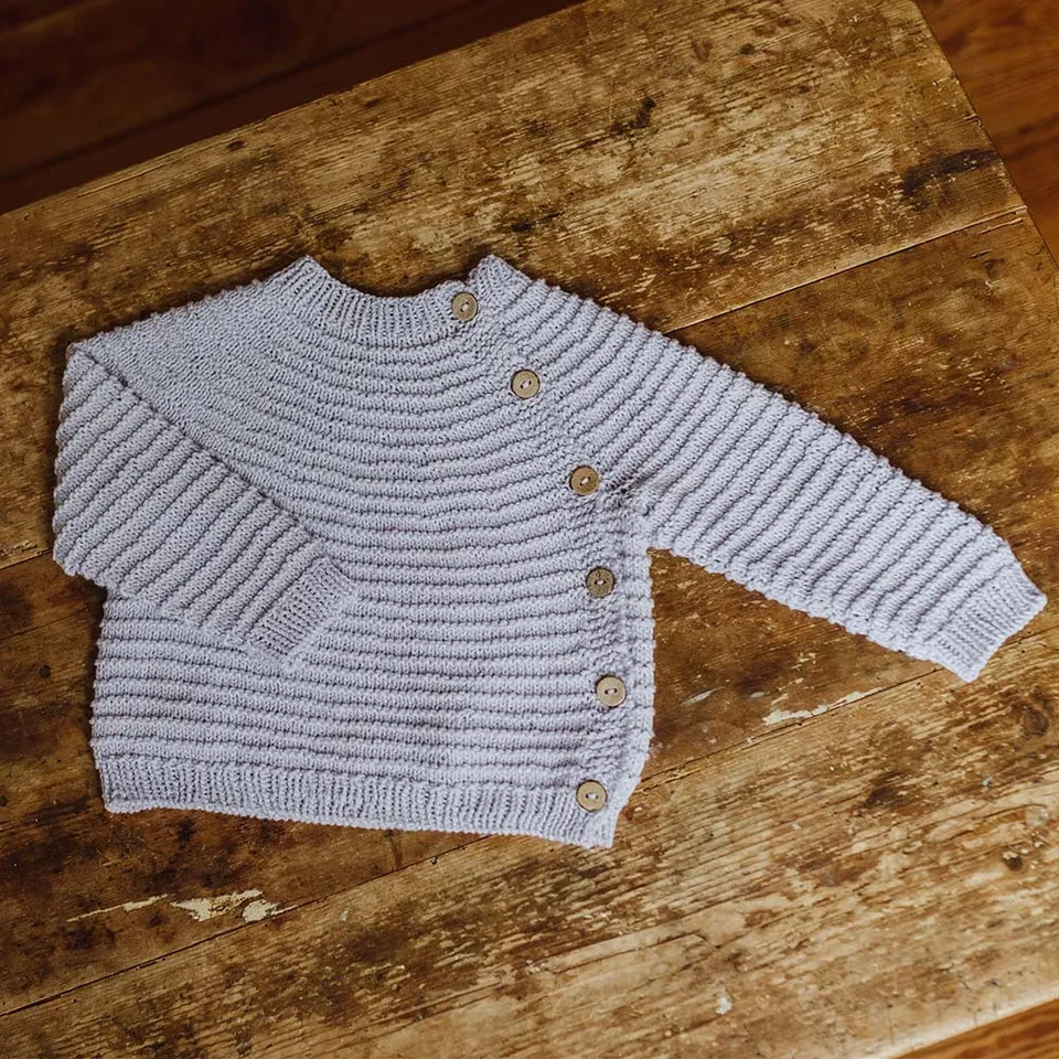 pascuali-davaa-cardigan-strickanleitung-f-r-babyjacke-mit-schr-gknopfleiste image 1