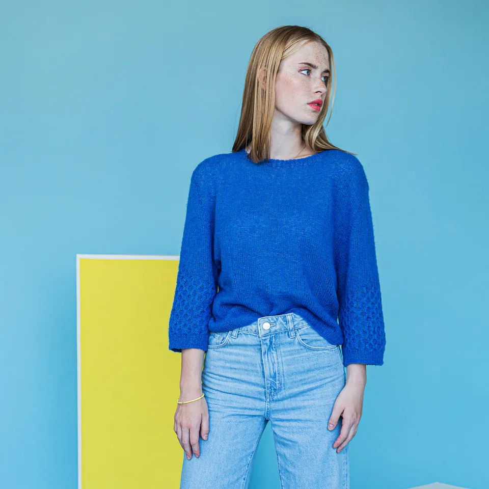 pascuali-annyka-pullover-strickanleitung-kurzer-mohairpullover-mit-zopf-rmeln image 1