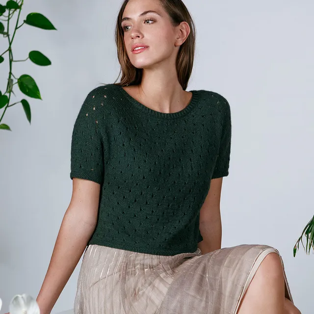 pascuali-dena-shirt-pattern-englische-strickanleitung-cropped-top-mit-lochmuster image 1